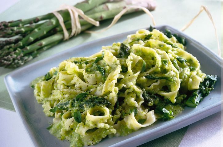 Pappardelle asparagi e carciofini crudi al timo